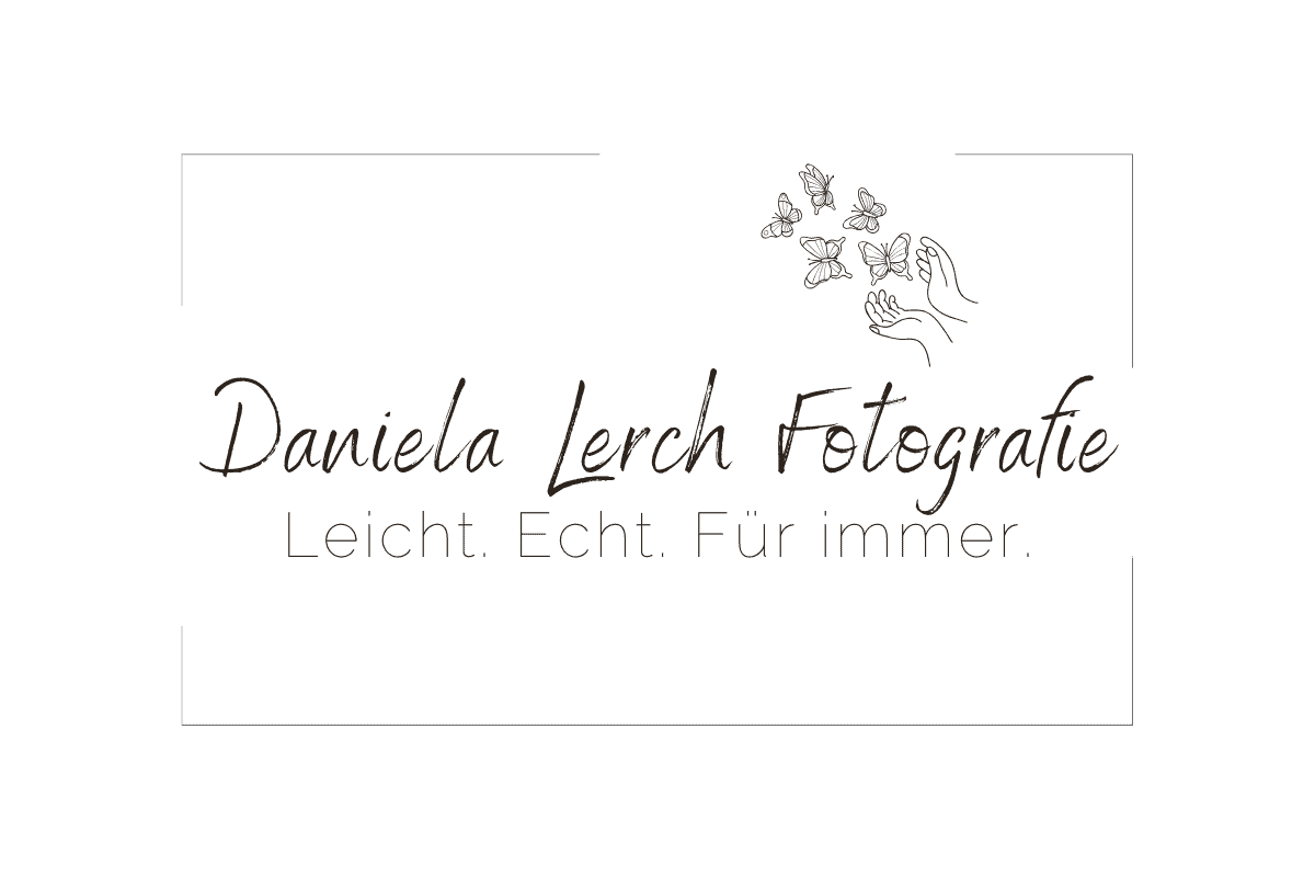 Logo von Daniela Lerch Fotografie – Fotografin Zürich und Bodensee, Hochzeitsfotografin St. Gallen, Familienfotograf in Zürich, Neugeborenen- und Babybauch-Shootings, Professionelle Fotografie in Zürich, St. Gallen und Bodensee-Region, Spezialisiert auf Neugeborenen-, Familien- und Babybauch-Shootings in entspannter Atmosphäre, Familienfotograf Zürich, Neugeborenenfotos Bodensee, Babybauch Shooting St. Gallen, Outdoor Familienfotografie Romanshorn, Fotograf St. Gallen, Familienshootings in der Bodensee-Region, Hochzeitsfotograf, Familienfotograf und Babybauch-Shooting in Zürich, St. Gallen & Bodensee-Region" Beschreibung: "Professionelle Hochzeits-, Familien- und Neugeborenenfotografie in Zürich, St. Gallen und rund um den Bodensee, Kreative und emotionale Fotoshootings, die besondere Momente für die Ewigkeit festhalten, Hochzeitsfotografie, Hochzeitsfotograf Zürich, Hochzeitsshooting am Bodensee, Hochzeitsportraits, Emotionale Hochzeitsfotos, Heiraten am Bodensee, Hochzeitsfotograf St. Gallen, Brautpaar-Shooting, Natürliche Hochzeitsbilder, Romantische Hochzeitsfotografie, Hochzeitsfotograf für Outdoor-Trauungen, Kreative Hochzeitsfotografie, Hochzeitsbilder am See, Hochzeitsfotografie mit Familie, Hochzeitsfotograf für Ganztagsreportage, Paarshooting vor der Hochzeit, After-Wedding-Shooting, Fotos von der Hochzeitstorte, Fotos von Trauung und Feier, Hochzeitsfotograf in der Natur, Hochzeitsshooting auf dem Land, Hochzeitspaar und Familienfotos, Vintage Hochzeitsshooting, Boho Hochzeitsshooting, Intime Hochzeitsshootings, Hochzeitsfotografie Bodensee, Kreative Hochzeitsdetails festhalten, Hochzeitsreportage St. Gallen, Hochzeitsfotograf in Zürich, St. Gallen, Bodensee, Hochzeitsshooting für Brautpaare und Familien, Ganztagsreportagen, Paarshootings und After-Wedding-Shootings, Heiraten in St. Gallen mit Fotograf, Hochzeitsfotograf Bodensee-Region, Hochzeitsshooting am Bodensee (z.B. Insel Mainau, Romanshorn), Hochzeitsshooting Konstanz