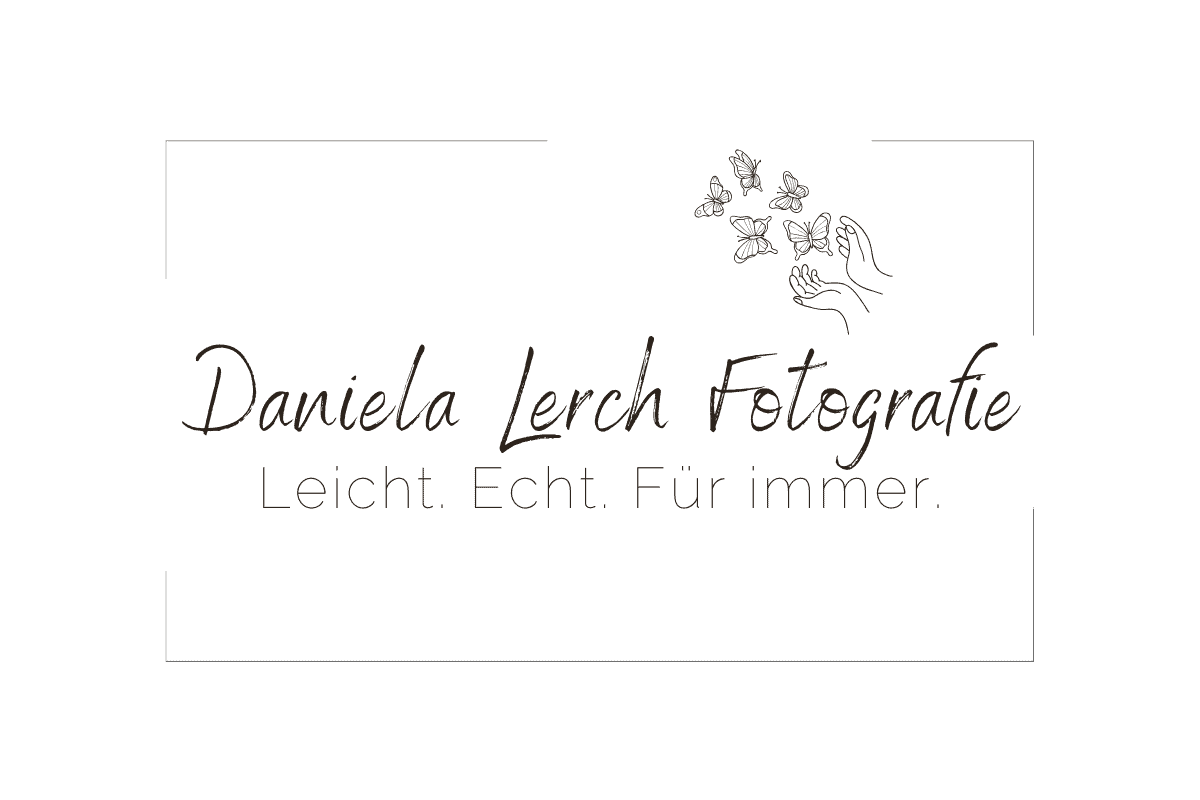 Logo von Daniela Lerch Fotografie – Fotografin Zürich und Bodensee, Hochzeitsfotografin St. Gallen, Familienfotograf in Zürich, Neugeborenen- und Babybauch-Shootings, Professionelle Fotografie in Zürich, St. Gallen und Bodensee-Region, Spezialisiert auf Neugeborenen-, Familien- und Babybauch-Shootings in entspannter Atmosphäre, Familienfotograf Zürich, Neugeborenenfotos Bodensee, Babybauch Shooting St. Gallen, Outdoor Familienfotografie Romanshorn, Fotograf St. Gallen, Familienshootings in der Bodensee-Region, Hochzeitsfotograf, Familienfotograf und Babybauch-Shooting in Zürich, St. Gallen & Bodensee-Region" Beschreibung: "Professionelle Hochzeits-, Familien- und Neugeborenenfotografie in Zürich, St. Gallen und rund um den Bodensee, Kreative und emotionale Fotoshootings, die besondere Momente für die Ewigkeit festhalten, Hochzeitsfotografie, Hochzeitsfotograf Zürich, Hochzeitsshooting am Bodensee, Hochzeitsportraits, Emotionale Hochzeitsfotos, Heiraten am Bodensee, Hochzeitsfotograf St. Gallen, Brautpaar-Shooting, Natürliche Hochzeitsbilder, Romantische Hochzeitsfotografie, Hochzeitsfotograf für Outdoor-Trauungen, Kreative Hochzeitsfotografie, Hochzeitsbilder am See, Hochzeitsfotografie mit Familie, Hochzeitsfotograf für Ganztagsreportage, Paarshooting vor der Hochzeit, After-Wedding-Shooting, Fotos von der Hochzeitstorte, Fotos von Trauung und Feier, Hochzeitsfotograf in der Natur, Hochzeitsshooting auf dem Land, Hochzeitspaar und Familienfotos, Vintage Hochzeitsshooting, Boho Hochzeitsshooting, Intime Hochzeitsshootings, Hochzeitsfotografie Bodensee, Kreative Hochzeitsdetails festhalten, Hochzeitsreportage St. Gallen, Hochzeitsfotograf in Zürich, St. Gallen, Bodensee, Hochzeitsshooting für Brautpaare und Familien, Ganztagsreportagen, Paarshootings und After-Wedding-Shootings, Heiraten in St. Gallen mit Fotograf, Hochzeitsfotograf Bodensee-Region, Hochzeitsshooting am Bodensee (z.B. Insel Mainau, Romanshorn), Hochzeitsshooting Konstanz