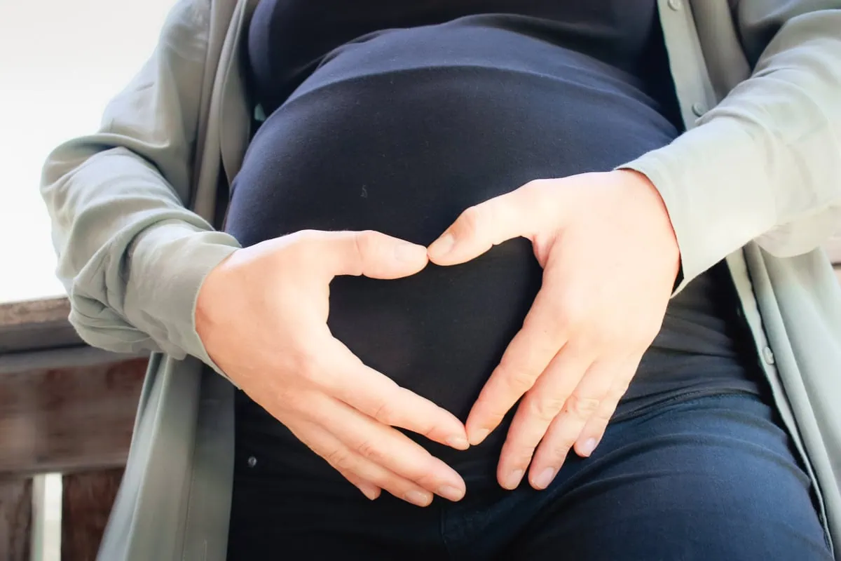 Babybauchfotografie - natürliche Schwangerschaftsbilder voller Wärme und Emotion in St. Gallen, Zürich und Bodensee