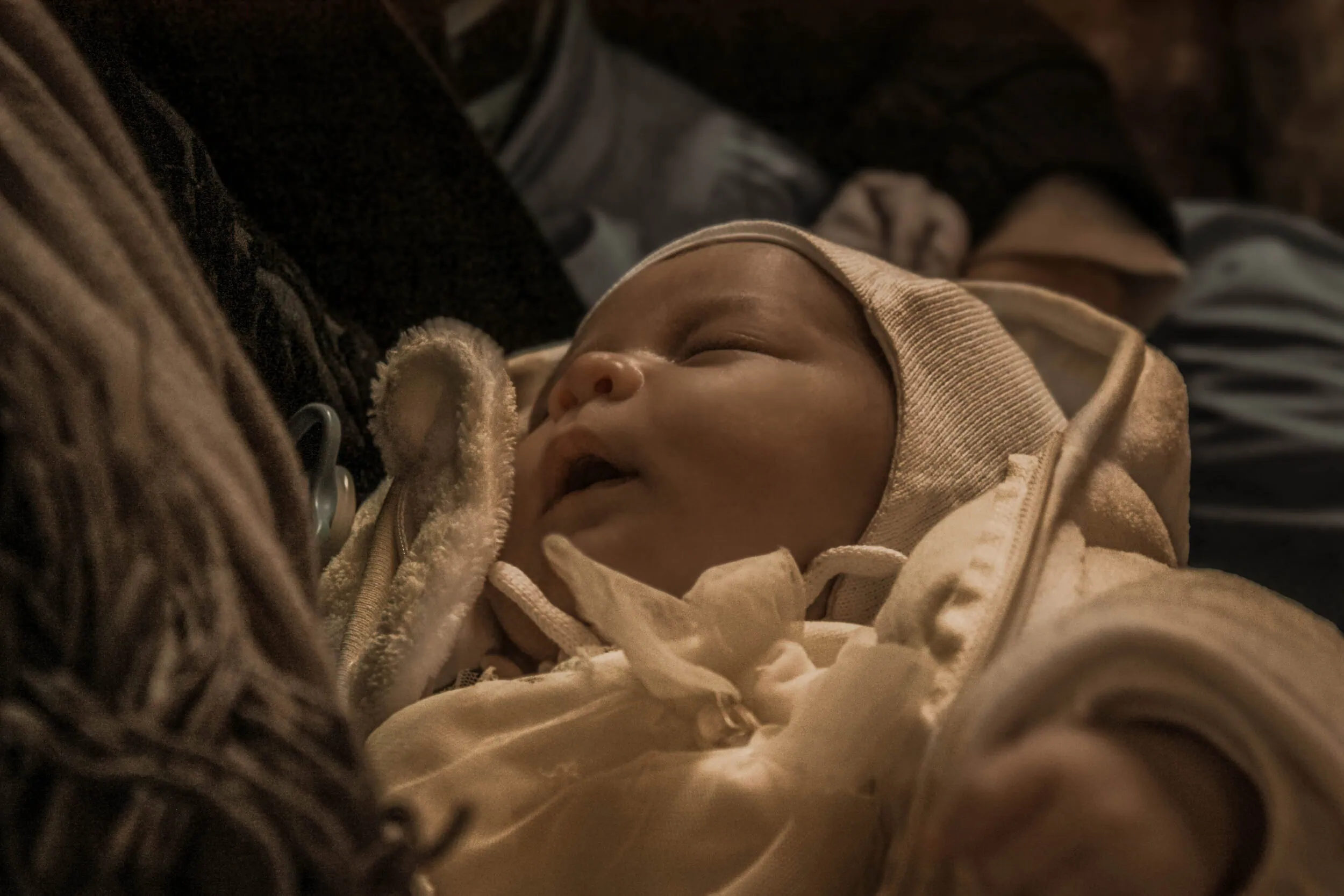Babyfotografin Zürich, St. Gallen und rund um den Bodensee, Fotografin St.Gallen, Babyfotos Zürich, Newbornshooting, Hebamme, Bodensee, Schweiz, Konstanz, Babyshooting, Babybilder, Babyfotograf, Kinderwagen, Rorschach, Babykleidung, Boho Shooting, Neugeborenenshooting, Geschenke, Geburt, Zeitpunkt Newbornshooting, Zeitpunkt Neugeborenen bilder, Neugeborenenfotos, Babyshooting, Neugeborenenfotografie, Babyfotografie Erstes Fotoshooting, Newborn-Shooting, Newborn-Fotografie, Familienfotografie Neugeborenenportraits, Liebevolle Babybilder, Zarte Babyfotos, Babybilder zuhause, Newborn Lifestyle-Shooting, Zeitlose Neugeborenenbilder, Baby und Familie Fotos, Schöne Erinnerungen, Erster Monat, Fotos, Babyfotos Ideen, Emotionale Neugeborenenbilder, Fotos mit Neugeborenen, Accessoires, Nahaufnahme, Porträitbilder, Neugeborenes in Szene setzen, Babybauch und Neugeborenen-Shooting, Neugeborenenfotograf, Erste Momente festhalten,Baby-Portraits, Neugeborenen-Studio-Shooting, Kreative Neugeborenenfotografie, Kuschelige Babyfotos, Erinnerungen an den Anfang, Babyfotos mit Geschwistern, Familienmomente mit Neugeborenem, Fotos von schlafenden Babys, Sanfte Neugeborenenbilder, Natürliche Neugeborenenfotografie, Babyfotos mit Eltern, Babybilder fürs Fotoalbum, Neugeborenen-Detailaufnahmen, Persönliche Neugeborenenfotos, Friedliche Babyfotografie, Liebevolle Familienportraits,