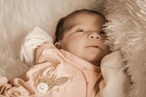 Babyfotografin Zürich, St. Gallen und rund um den Bodensee, Fotografin St.Gallen, Babyfotos Zürich, Newbornshooting, Hebamme, Bodensee, Schweiz, Konstanz, Babyshooting, Babybilder, Babyfotograf, Kinderwagen, Rorschach, Babykleidung, Boho Shooting, Neugeborenenshooting, Geschenke, Geburt, Zeitpunkt Newbornshooting, Zeitpunkt Neugeborenen bilder, Neugeborenenfotos, Babyshooting, Neugeborenenfotografie, Babyfotografie Erstes Fotoshooting, Newborn-Shooting, Newborn-Fotografie, Familienfotografie Neugeborenenportraits, Liebevolle Babybilder, Zarte Babyfotos, Babybilder zuhause, Newborn Lifestyle-Shooting, Zeitlose Neugeborenenbilder, Baby und Familie Fotos, Schöne Erinnerungen, Erster Monat, Fotos, Babyfotos Ideen, Emotionale Neugeborenenbilder, Fotos mit Neugeborenen, Accessoires, Nahaufnahme, Porträitbilder, Neugeborenes in Szene setzen, Babybauch und Neugeborenen-Shooting, Neugeborenenfotograf, Erste Momente festhalten,Baby-Portraits, Neugeborenen-Studio-Shooting, Kreative Neugeborenenfotografie, Kuschelige Babyfotos, Erinnerungen an den Anfang, Babyfotos mit Geschwistern, Familienmomente mit Neugeborenem, Fotos von schlafenden Babys, Sanfte Neugeborenenbilder, Natürliche Neugeborenenfotografie, Babyfotos mit Eltern, Babybilder fürs Fotoalbum, Neugeborenen-Detailaufnahmen, Persönliche Neugeborenenfotos, Friedliche Babyfotografie, Liebevolle Familienportraits,