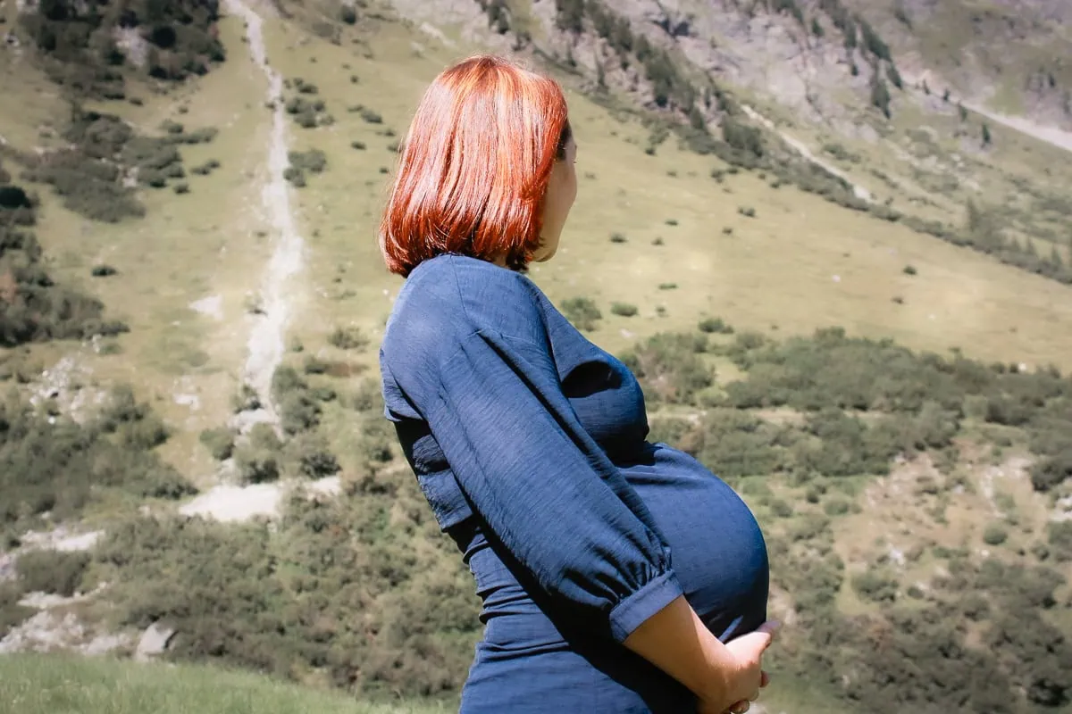 Babybauchfotografie - natürliche Schwangerschaftsbilder voller Wärme und Emotion in St. Gallen, Zürich und Bodensee