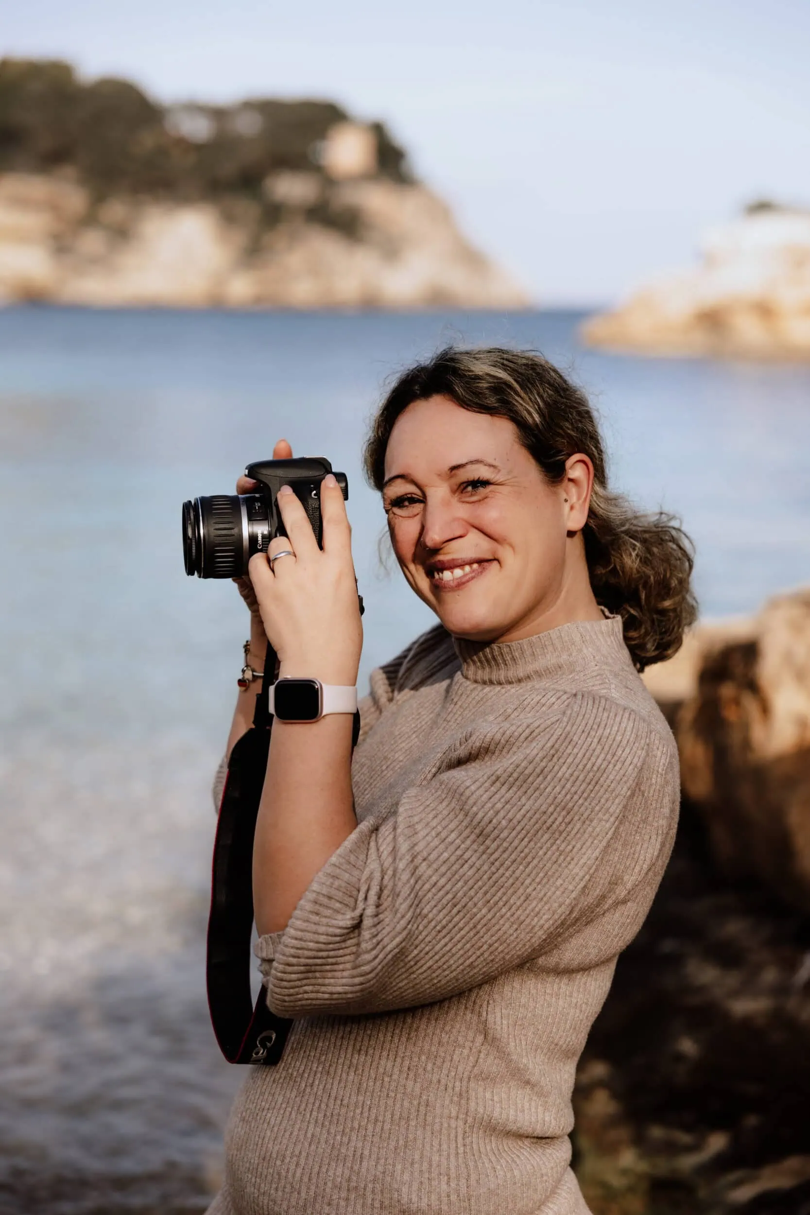 Hochzeitsfotografin St. Gallen, Familienfotograf in Zürich, Neugeborenen- und Babybauch-Shootings, Professionelle Fotografie in Zürich, St. Gallen und Bodensee-Region, Spezialisiert auf Neugeborenen-, Familien- und Babybauch-Shootings in entspannter Atmosphäre, Familienfotograf Zürich, Neugeborenenfotos Bodensee, Babybauch Shooting St. Gallen, Outdoor Familienfotografie Romanshorn, Fotograf St. Gallen, Familienshootings in der Bodensee-Region, Hochzeitsfotograf, Familienfotograf und Babybauch-Shooting in Zürich, St. Gallen & Bodensee-Region" Beschreibung: "Professionelle Hochzeits-, Familien- und Neugeborenenfotografie in Zürich, St. Gallen und rund um den Bodensee, Kreative und emotionale Fotoshootings, die besondere Momente für die Ewigkeit festhalten, Hochzeitsfotografie, Hochzeitsfotograf Zürich, Hochzeitsshooting am Bodensee, Hochzeitsportraits, Emotionale Hochzeitsfotos, Heiraten am Bodensee, Hochzeitsfotograf St. Gallen, Brautpaar-Shooting, Natürliche Hochzeitsbilder, Romantische Hochzeitsfotografie, Hochzeitsfotograf für Outdoor-Trauungen, Kreative Hochzeitsfotografie, Hochzeitsbilder am See, Hochzeitsfotografie mit Familie, Hochzeitsfotograf für Ganztagsreportage, Paarshooting vor der Hochzeit, After-Wedding-Shooting, Fotos von der Hochzeitstorte, Fotos von Trauung und Feier, Hochzeitsfotograf in der Natur, Hochzeitsshooting auf dem Land, Hochzeitspaar und Familienfotos, Vintage Hochzeitsshooting, Boho Hochzeitsshooting, Intime Hochzeitsshootings, Hochzeitsfotografie Bodensee, Kreative Hochzeitsdetails festhalten, Hochzeitsreportage St. Gallen, Hochzeitsfotograf in Zürich, St. Gallen, Bodensee, Hochzeitsshooting für Brautpaare und Familien, Ganztagsreportagen, Paarshootings und After-Wedding-Shootings, Heiraten in St. Gallen mit Fotograf, Hochzeitsfotograf Bodensee-Region, Hochzeitsshooting am Bodensee (z.B. Insel Mainau, Romanshorn), Hochzeitsshooting Konstanz
