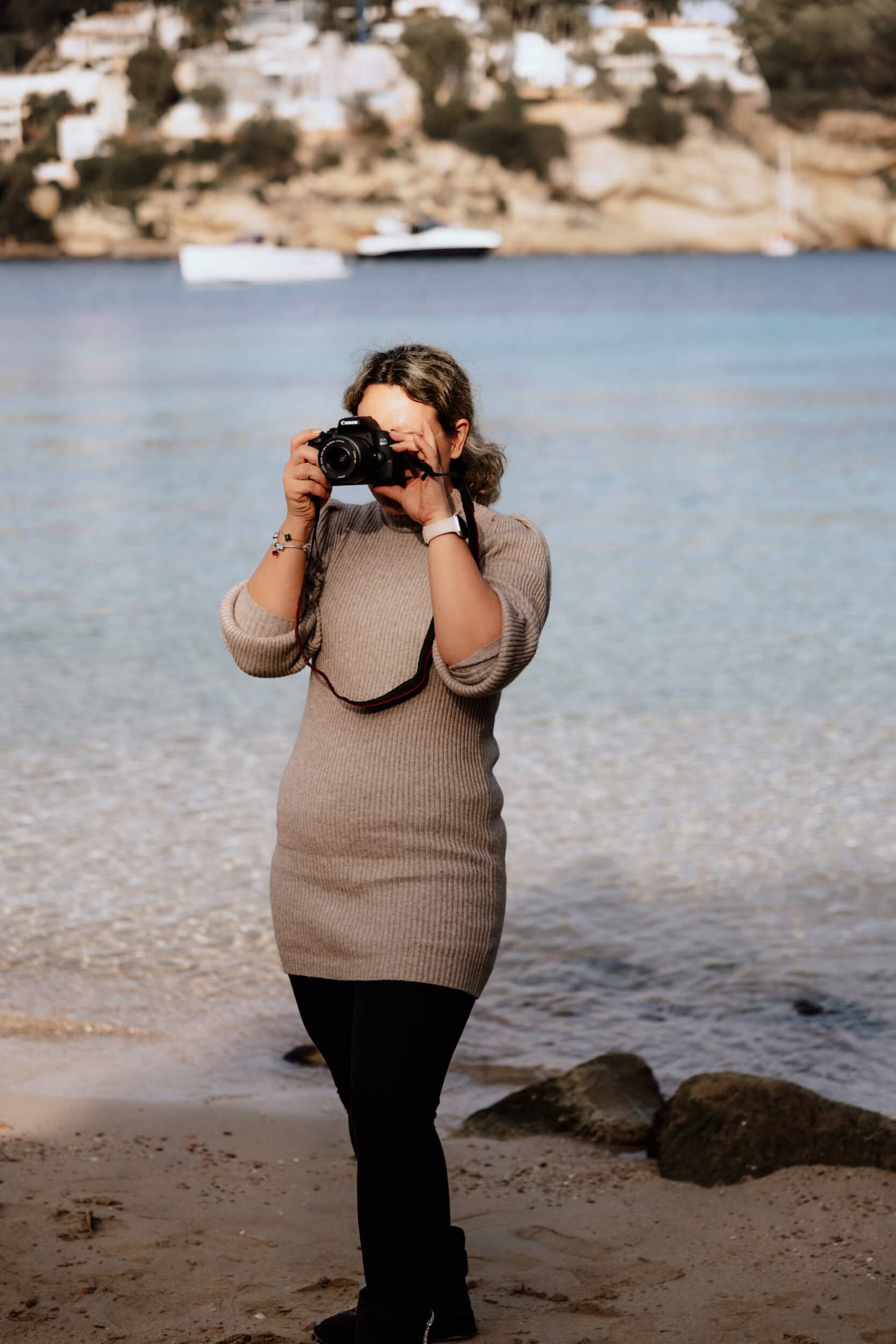 Hochzeitsfotografin St. Gallen, Familienfotograf in Zürich, Neugeborenen- und Babybauch-Shootings, Professionelle Fotografie in Zürich, St. Gallen und Bodensee-Region, Spezialisiert auf Neugeborenen-, Familien- und Babybauch-Shootings in entspannter Atmosphäre, Familienfotograf Zürich, Neugeborenenfotos Bodensee, Babybauch Shooting St. Gallen, Outdoor Familienfotografie Romanshorn, Fotograf St. Gallen, Familienshootings in der Bodensee-Region, Hochzeitsfotograf, Familienfotograf und Babybauch-Shooting in Zürich, St. Gallen & Bodensee-Region" Beschreibung: "Professionelle Hochzeits-, Familien- und Neugeborenenfotografie in Zürich, St. Gallen und rund um den Bodensee, Kreative und emotionale Fotoshootings, die besondere Momente für die Ewigkeit festhalten, Hochzeitsfotografie, Hochzeitsfotograf Zürich, Hochzeitsshooting am Bodensee, Hochzeitsportraits, Emotionale Hochzeitsfotos, Heiraten am Bodensee, Hochzeitsfotograf St. Gallen, Brautpaar-Shooting, Natürliche Hochzeitsbilder, Romantische Hochzeitsfotografie, Hochzeitsfotograf für Outdoor-Trauungen, Kreative Hochzeitsfotografie, Hochzeitsbilder am See, Hochzeitsfotografie mit Familie, Hochzeitsfotograf für Ganztagsreportage, Paarshooting vor der Hochzeit, After-Wedding-Shooting, Fotos von der Hochzeitstorte, Fotos von Trauung und Feier, Hochzeitsfotograf in der Natur, Hochzeitsshooting auf dem Land, Hochzeitspaar und Familienfotos, Vintage Hochzeitsshooting, Boho Hochzeitsshooting, Intime Hochzeitsshootings, Hochzeitsfotografie Bodensee, Kreative Hochzeitsdetails festhalten, Hochzeitsreportage St. Gallen, Hochzeitsfotograf in Zürich, St. Gallen, Bodensee, Hochzeitsshooting für Brautpaare und Familien, Ganztagsreportagen, Paarshootings und After-Wedding-Shootings, Heiraten in St. Gallen mit Fotograf, Hochzeitsfotograf Bodensee-Region, Hochzeitsshooting am Bodensee (z.B. Insel Mainau, Romanshorn), Hochzeitsshooting Konstanz