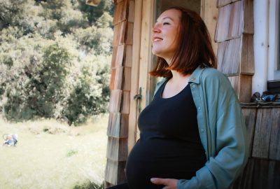Babybauchfotografie - natürliche Schwangerschaftsbilder voller Wärme und Emotion in St. Gallen, Zürich und Bodensee