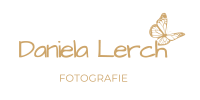 Logo von Daniela Lerch Fotografie – Fotografin Zürich und Bodensee, Hochzeitsfotografin St. Gallen, Familienfotograf in Zürich, Neugeborenen- und Babybauch-Shootings, Professionelle Fotografie in Zürich, St. Gallen und Bodensee-Region, Spezialisiert auf Neugeborenen-, Familien- und Babybauch-Shootings in entspannter Atmosphäre, Familienfotograf Zürich, Neugeborenenfotos Bodensee, Babybauch Shooting St. Gallen, Outdoor Familienfotografie Romanshorn, Fotograf St. Gallen, Familienshootings in der Bodensee-Region, Hochzeitsfotograf, Familienfotograf und Babybauch-Shooting in Zürich, St. Gallen & Bodensee-Region" Beschreibung: "Professionelle Hochzeits-, Familien- und Neugeborenenfotografie in Zürich, St. Gallen und rund um den Bodensee, Kreative und emotionale Fotoshootings, die besondere Momente für die Ewigkeit festhalten, Hochzeitsfotografie, Hochzeitsfotograf Zürich, Hochzeitsshooting am Bodensee, Hochzeitsportraits, Emotionale Hochzeitsfotos, Heiraten am Bodensee, Hochzeitsfotograf St. Gallen, Brautpaar-Shooting, Natürliche Hochzeitsbilder, Romantische Hochzeitsfotografie, Hochzeitsfotograf für Outdoor-Trauungen, Kreative Hochzeitsfotografie, Hochzeitsbilder am See, Hochzeitsfotografie mit Familie, Hochzeitsfotograf für Ganztagsreportage, Paarshooting vor der Hochzeit, After-Wedding-Shooting, Fotos von der Hochzeitstorte, Fotos von Trauung und Feier, Hochzeitsfotograf in der Natur, Hochzeitsshooting auf dem Land, Hochzeitspaar und Familienfotos, Vintage Hochzeitsshooting, Boho Hochzeitsshooting, Intime Hochzeitsshootings, Hochzeitsfotografie Bodensee, Kreative Hochzeitsdetails festhalten, Hochzeitsreportage St. Gallen, Hochzeitsfotograf in Zürich, St. Gallen, Bodensee, Hochzeitsshooting für Brautpaare und Familien, Ganztagsreportagen, Paarshootings und After-Wedding-Shootings, Heiraten in St. Gallen mit Fotograf, Hochzeitsfotograf Bodensee-Region, Hochzeitsshooting am Bodensee (z.B. Insel Mainau, Romanshorn), Hochzeitsshooting Konstanz